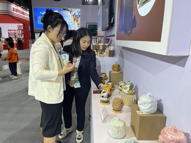 佛山文創閃耀重慶文博會 工業設計碰撞醒獅文化，產業融合展新姿